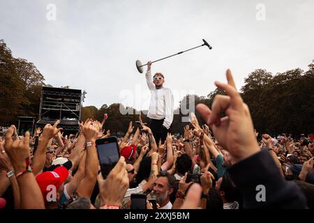 Paris, France. 22 août 2024. Frank carter Crowdsurf pendant son concert. Frank carter et les crotales joués lors de la deuxième journée du Rock en Seine Festival, au domaine National Saint-Cloud, à Paris. Crédit : SOPA images Limited/Alamy Live News Banque D'Images