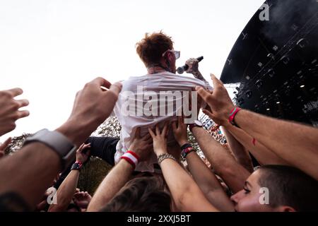 Paris, France. 22 août 2024. Frank carter Crowdsurf pendant son concert. Frank carter et les crotales joués lors de la deuxième journée du Rock en Seine Festival, au domaine National Saint-Cloud, à Paris. Crédit : SOPA images Limited/Alamy Live News Banque D'Images