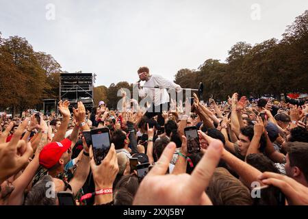 Paris, France. 22 août 2024. Frank carter Crowdsurf pendant son concert. Frank carter et les crotales joués lors de la deuxième journée du Rock en Seine Festival, au domaine National Saint-Cloud, à Paris. Crédit : SOPA images Limited/Alamy Live News Banque D'Images