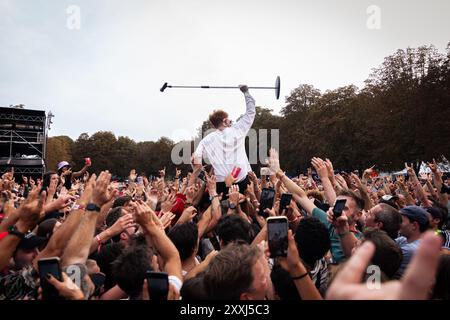 Paris, France. 22 août 2024. Frank carter Crowdsurf pendant son concert. Frank carter et les crotales joués lors de la deuxième journée du Rock en Seine Festival, au domaine National Saint-Cloud, à Paris. Crédit : SOPA images Limited/Alamy Live News Banque D'Images