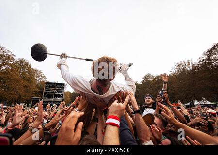 Paris, France. 22 août 2024. Frank carter Crowdsurf pendant son concert. Frank carter et les crotales joués lors de la deuxième journée du Rock en Seine Festival, au domaine National Saint-Cloud, à Paris. Crédit : SOPA images Limited/Alamy Live News Banque D'Images