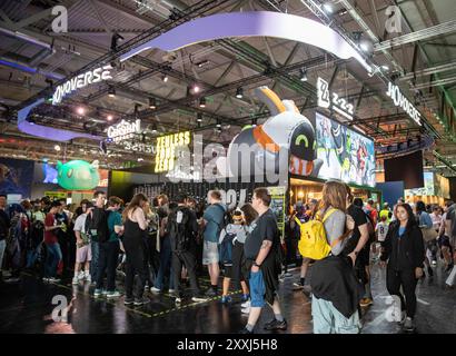 Cologne, Allemagne. 22 août 2024. Les gens font la queue au stand de HoYoverse lors de la gamescom 2024 à Cologne, Allemagne, le 22 août 2024. La gamescom en cours, qui se considère comme le plus grand événement de jeux vidéo au monde, offre une occasion unique aux développeurs de jeux et aux fans de réseauter et d'explorer les dernières tendances de l'industrie du jeu vidéo, avec les organisateurs désireux d'avoir plus de partenaires chinois à l'avenir. L’événement a ouvert ses portes aux visiteurs mercredi avec un nombre record de plus de 1 400 exposants de 64 pays. Crédit : Zhang Fan/Xinhua/Alamy Live News Banque D'Images