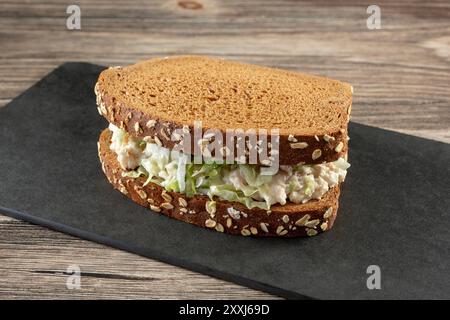 Une vue d'un sandwich à salade de thon sur du pain au carré. Banque D'Images