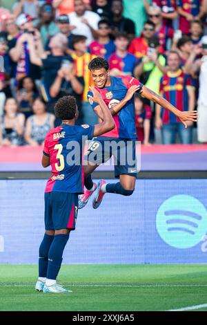 Barcelone, Espagne. 24 août 2024. Lamine Yamal (en haut) de Barcelone célèbre son but avec son coéquipier Alejandro Balde lors du match de football de la Liga entre le FC Barcelone et l'Athletic Club à Barcelone, en Espagne, le 24 août 2024. Crédit : Joan gosa/Xinhua/Alamy Live News Banque D'Images