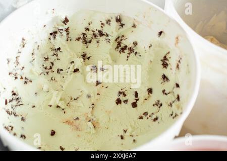 Vue sur un bac de crème glacée aux pépites de chocolat à la menthe. Banque D'Images
