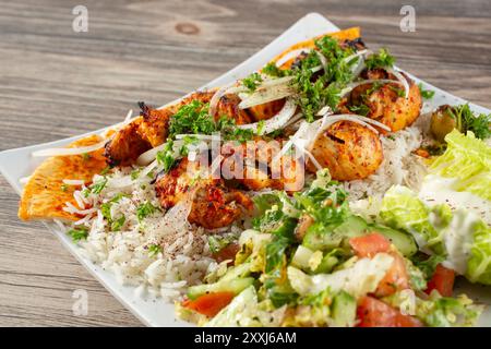 Une vue rapprochée d'une assiette de kebab de poulet. Banque D'Images