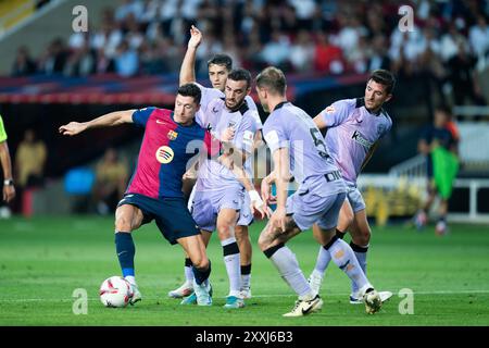 Barcelone, Espagne. 24 août 2024. Robert Lewandowski (1er l) de Barcelone participe au match de football de la Liga entre le FC Barcelone et l'Athletic Club à Barcelone, Espagne, le 24 août 2024. Crédit : Joan gosa/Xinhua/Alamy Live News Banque D'Images