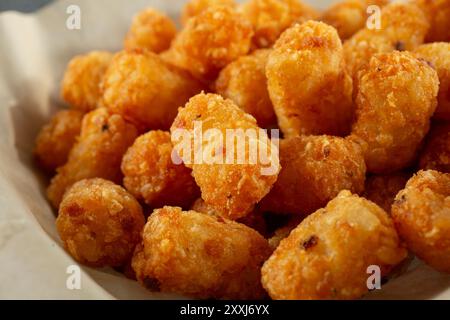 Vue rapprochée d'un panier de tater tots. Banque D'Images