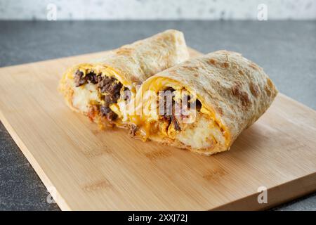 Une vue sur un carne asada petit déjeuner burrito. Banque D'Images