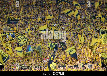 Dortmund, Deutschland. 24 août 2024. Suedtribuene BVB GER, Borussia Dortmund gegen Eintracht Frankfurt, Fussball, 1.Liga, 1.Spieltag, Spielzeit 2024/2025, 24.08.2024 LA RÉGLEMENTATION DFL INTERDIT TOUTE UTILISATION DE PHOTOGRAPHIES COMME SÉQUENCES D'IMAGES ET/OU QUASI-VIDÉO Foto : Eibner-Pressefoto/ Frank Zeising crédit : dpa/Alamy Live News Banque D'Images