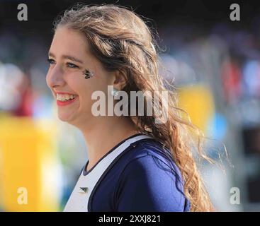 Dublin, Irlande. 24 août 2024. Veste jaune Aviva Stadium sur le visage du groupe de marche Georgia Tech Cheer leaderGeorgia Tech v Florida State (Hugh de Paor/SPP) crédit : SPP Sport Press photo. /Alamy Live News Banque D'Images