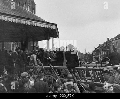 Des femmes soupçonnées d'avoir collaboré avec les Allemands punis à Lanaken en Belgique. Les membres de la résistance rasent les cheveux de la femme et peignent des swastikas sur leurs têtes avant de les faire défiler dans les rues. Ici, les femmes sont chargées sur un chariot pour être conduites à travers la ville. La photo est datée du 15 septembre 1944 Banque D'Images