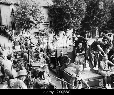 Des femmes soupçonnées d'avoir collaboré avec les Allemands punis à Moustiers-Sainte-Marie en France. Les membres de la résistance rasent les cheveux de la femme avant de les faire défiler dans les rues. La photo est datée du 18 août 1944. Banque D'Images