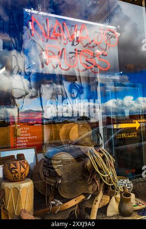 Vitrine au poste de négoce Richardson sur la route 66 à Gallup, Nouveau-Mexique, États-Unis [pas d'autorisation du propriétaire ; licence éditoriale uniquement] Banque D'Images