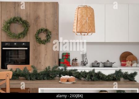 Muffins avec des branches de Noël sur la table dans la cuisine Banque D'Images