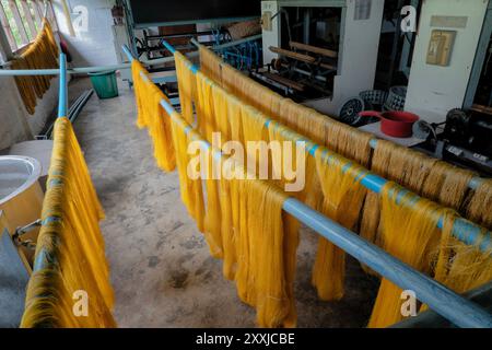 Le processus de fabrication de la soie au projet de sériculture Mulberry Organic Farm, Phonsavan, Xieng Khouang, Laos Banque D'Images