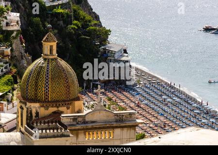 Vue sur la mer de Positano avec l'église de Maria Assunta Banque D'Images