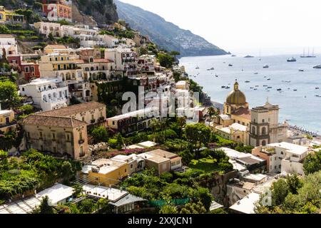 Positano vue sur la colline par une belle journée ensoleillée Banque D'Images