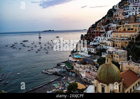 Vue sur la colline de Positano au coucher du soleil Banque D'Images