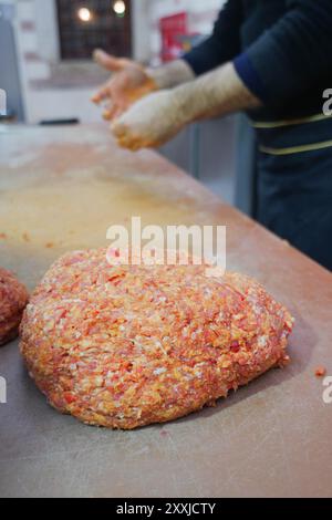 L'art et l'habileté de la préparation de viande fraîche dans l'environnement traditionnel d'une boucherie Banque D'Images