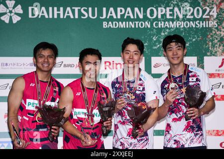 Yokohama, Japon. 25 août 2024. Les vainqueurs Goh Sze Fei (2e l)/Nur Izzuddin (1er l) de Malaisie et les finalistes Kang min Hyuk (1er R)/Seo Seung Jae de Corée du Sud posent pour les photos lors de la cérémonie de la victoire du double masculin au Japan Badminton Open 2024 à Yokohama, Japon, le 25 août 2024. Crédit : Zhang Xiaoyu/Xinhua/Alamy Live News Banque D'Images