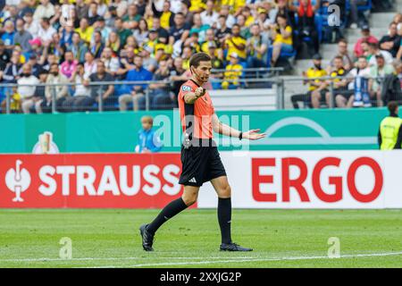 Hambourg, Deutschland. 17 août 2024. firo : 17 août 2024 Football, Football, DFB Pokal 1er tour 2024/2025, 1. FC Phonix Lubeck - Borussia Dortmund arbitre Dr Max Burda geste, gesticulate, geste, donne une pénalité. Crédit : dpa/Alamy Live News Banque D'Images