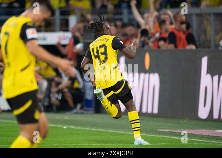 Dortmund, Deutschland. 24 août 2024. Jamie BYNOE-GITTENS (DO) célèbre après son objectif de faire 2-0, jubilation, acclamations, joie, acclamations, football 1. Bundesliga, 1. Matchday, Borussia Dortmund (DO) - Eintracht Frankfurt (F) 2:0 le 24.08.2024 à Dortmund/ Germany. #La réglementation DFL interdit toute utilisation de photographies comme séquences d'images et/ou quasi-vidéo # crédit : dpa/Alamy Live News Banque D'Images