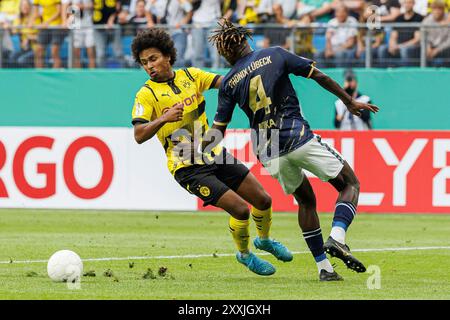 firo : 17 août 2024 Football, Football, DFB Pokal 1er tour 2024/2025, 1. FC Phonix Lubeck - Borussia Dortmund Karim Adeyemi (Borussia Dortmund) en duels avec Kevin Ntika (1. FC Phonix Lubeck) qui mène au penalty. Banque D'Images