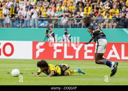 firo : 17 août 2024 Football, Football, DFB Pokal 1er tour 2024/2025, 1. FC Phonix Lubeck - Borussia Dortmund Karim Adeyemi (Borussia Dortmund) en duels avec Kevin Ntika (1. FC Phonix Lubeck) qui mène au penalty. Banque D'Images