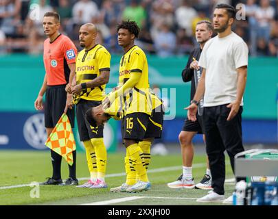 Hambourg, Deutschland. 17 août 2024. firo : 17 août 2024 Football, Football, DFB Pokal 1er tour 2024/2025, 1. FC Phonix Lubeck - Borussia Dortmund Donyell Malen (Borussia Dortmund), Yan Couto (Borussia Dortmund) et Julien Duranville (Borussia Dortmund) sont substitués. Crédit : dpa/Alamy Live News Banque D'Images