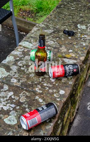 Pampelune, Espagne- 19 mai 2024 : canettes de bière et bouteilles jetées dans la ville de Pampelune Banque D'Images