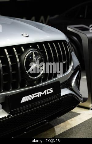 Argent Mercedes Benz 2025 AMG GLE 53 4MATIC+ SUV, logo Mercedes Benz gros plan, pare-chocs avant Banque D'Images