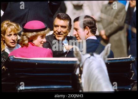 Besuch Ihrer Königlichen Hoheiten des Prinzen und der Prinzessin von Wales Wien, Innere Stadt, Michaele Platz, Albertina, 14. - 16. Avril 1986 Vom 14. bis 16. Avril 1986 stattete Prinz Charles gemeinsam mit Prinzessin Diana Wien einen Besuch ab. Anlass für die visite waren die Britischen Wochen in der Bundeshauptstadt. Unter allgemeinem interesse besuchte das Paar die Albertina, die Wiener Sängerknaben, fuhr mit dem Fiaker und spazierte mit Bürgermeister Zilk durch die Innenstadt. Vereinigtes Königreich, Angleterre, Britisches Königshaus, König, Charles III. Kutschenfahrt, Bürgermeist Banque D'Images