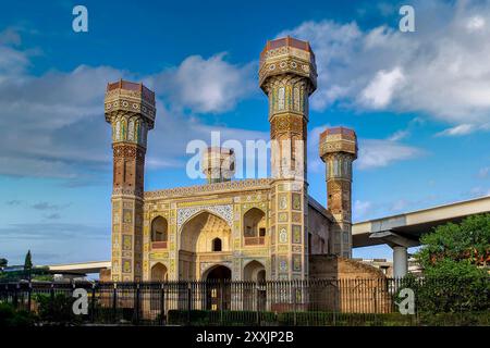 Chauburji Chowk Lahore, Monument des quatre tours, architecture islamique de l'ère moghole Banque D'Images