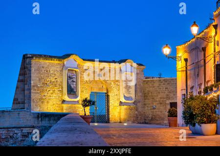 Vue du Fortino Sant'Antonio Abate la nuit, Bari, Italie Banque D'Images