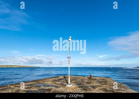 Thurso, Écosse, Royaume-Uni - 16 octobre 2023 : station de métro Thurso de la Fédération écossaise de surf et jetée située sur la côte nord de Thurso, Caithne Banque D'Images