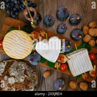 Sélection de fromages français de Normandie, AOP, Livarot, Neufchatel, Pont l'eveque, pain de seigle, figues, noix, raisins, gelée de sureau Banque D'Images