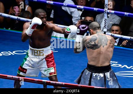 Mexico City, Ciudad de Mexico, Mexico. 24th Aug, 2024. Boxer Floyd Mayweather Jr. of United States and boxer John Gotti III of United States exchange punches during an exhibition fight at Arena Ciudad de Mexico. (Credit Image: © Carlos Tischler/eyepix via ZUMA Press Wire) EDITORIAL USAGE ONLY! Not for Commercial USAGE! Credit: ZUMA Press, Inc./Alamy Live News Stock Photo