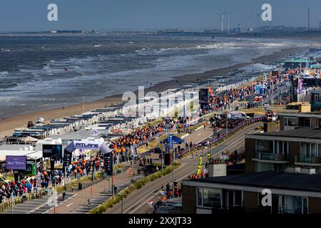 ZANDVOORT - les fans de course courent vers le circuit de Zandvoort pour le jour de la course du Grand Prix de F1 des pays-Bas. ANP RAMON VAN FLYMEN pays-bas OUT - belgique OUT Banque D'Images