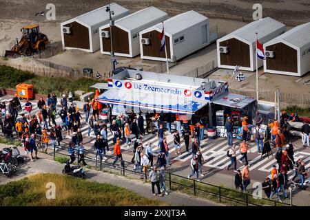 ZANDVOORT - les fans de course courent vers le circuit de Zandvoort pour le jour de la course du Grand Prix de F1 des pays-Bas. ANP RAMON VAN FLYMEN pays-bas OUT - belgique OUT Banque D'Images