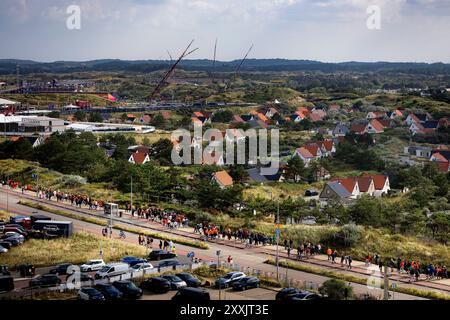 ZANDVOORT - les fans de course courent vers le circuit de Zandvoort pour le jour de la course du Grand Prix de F1 des pays-Bas. ANP RAMON VAN FLYMEN pays-bas OUT - belgique OUT Banque D'Images