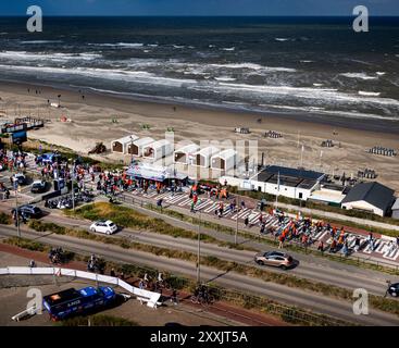 ZANDVOORT - les fans de course courent vers le circuit de Zandvoort pour le jour de la course du Grand Prix de F1 des pays-Bas. ANP RAMON VAN FLYMEN pays-bas OUT - belgique OUT Banque D'Images