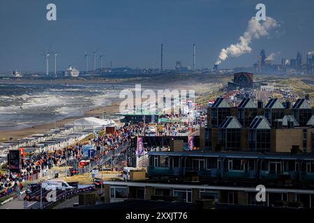 ZANDVOORT - les fans de course courent vers le circuit de Zandvoort pour le jour de la course du Grand Prix de F1 des pays-Bas. ANP RAMON VAN FLYMEN pays-bas OUT - belgique OUT Banque D'Images