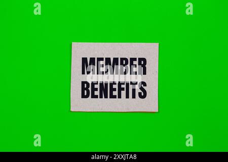 Message sur les avantages du membre écrit sur papier avec fond vert. Symbole conceptuel des avantages pour les membres. Copier l'espace. Banque D'Images