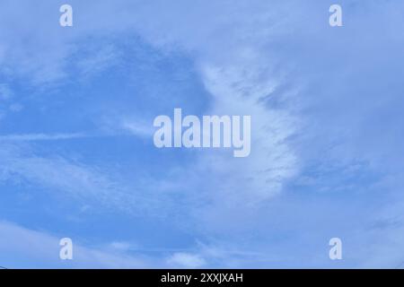 Vue sur le ciel bleu avec quelques nuages blancs le jour ensoleillé du beau temps Banque D'Images