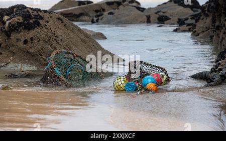 Engins de pêche échoués sur la plage de Cornwall au Royaume-Uni Banque D'Images