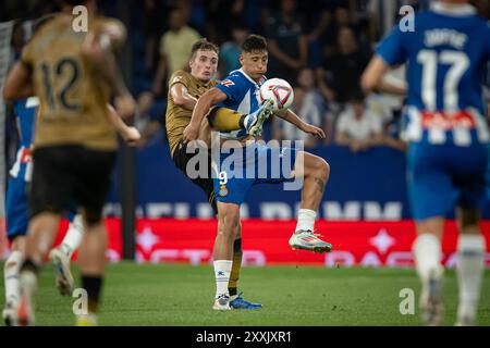 Barcelone, Espagne. 24 août 2024. Alejo Veliz (RCD Espanyol) et Pacheco (Real Sociedad) vus en action lors du match la Liga EA Sports entre le RCD Espanyol et la Real Sociedad au Stage Front Stadium. Scores finaux ; Espanyol 0:1 Real Sociedad. Crédit : SOPA images Limited/Alamy Live News Banque D'Images