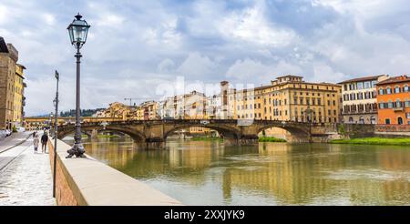 Panorama des lampadaires au bord de la rivière à Florence, Italie Banque D'Images