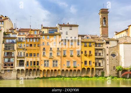 Maisons historiques colorées et tour d'église au bord de la rivière Arno à Florence, Italie Banque D'Images