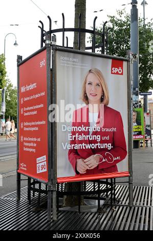 Vienne, Autriche. 1ère vague d'affiches du SPÖ (Parti social-démocrate d'Autriche) pour les élections du Conseil national de 2024 en Autriche. Slogan de l'affiche : la démocratie a besoin d'expérience et de responsabilité Banque D'Images